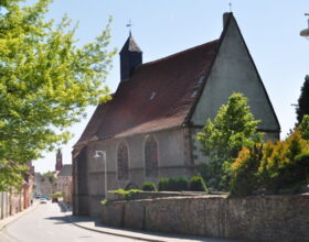 St. Just-Kirche Rückseite und Blick auf das Rathaus